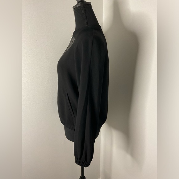 Mossimo woman’s jacket light weight graphic with pockets. Black .. Size M - Picture 3 of 9